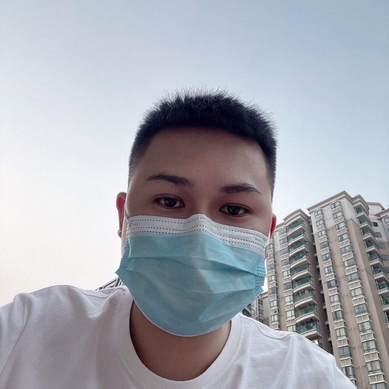 今天露个脸 坐在路边等妹妹
