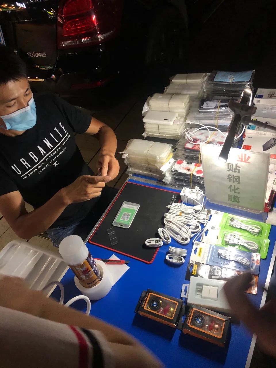 第一天摆摊 人流量挺多的