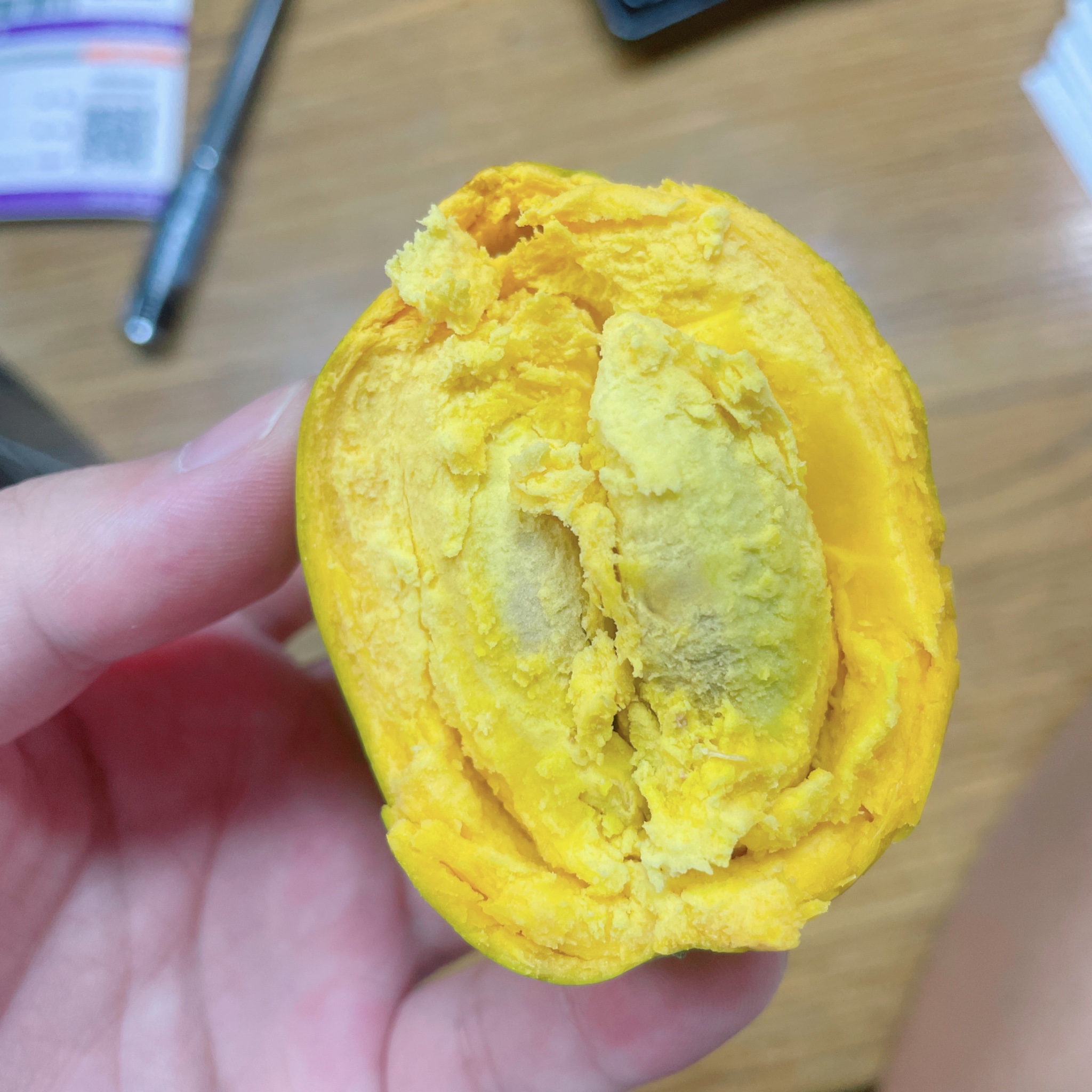 在同事桌子上看到的 云南才有的果子
