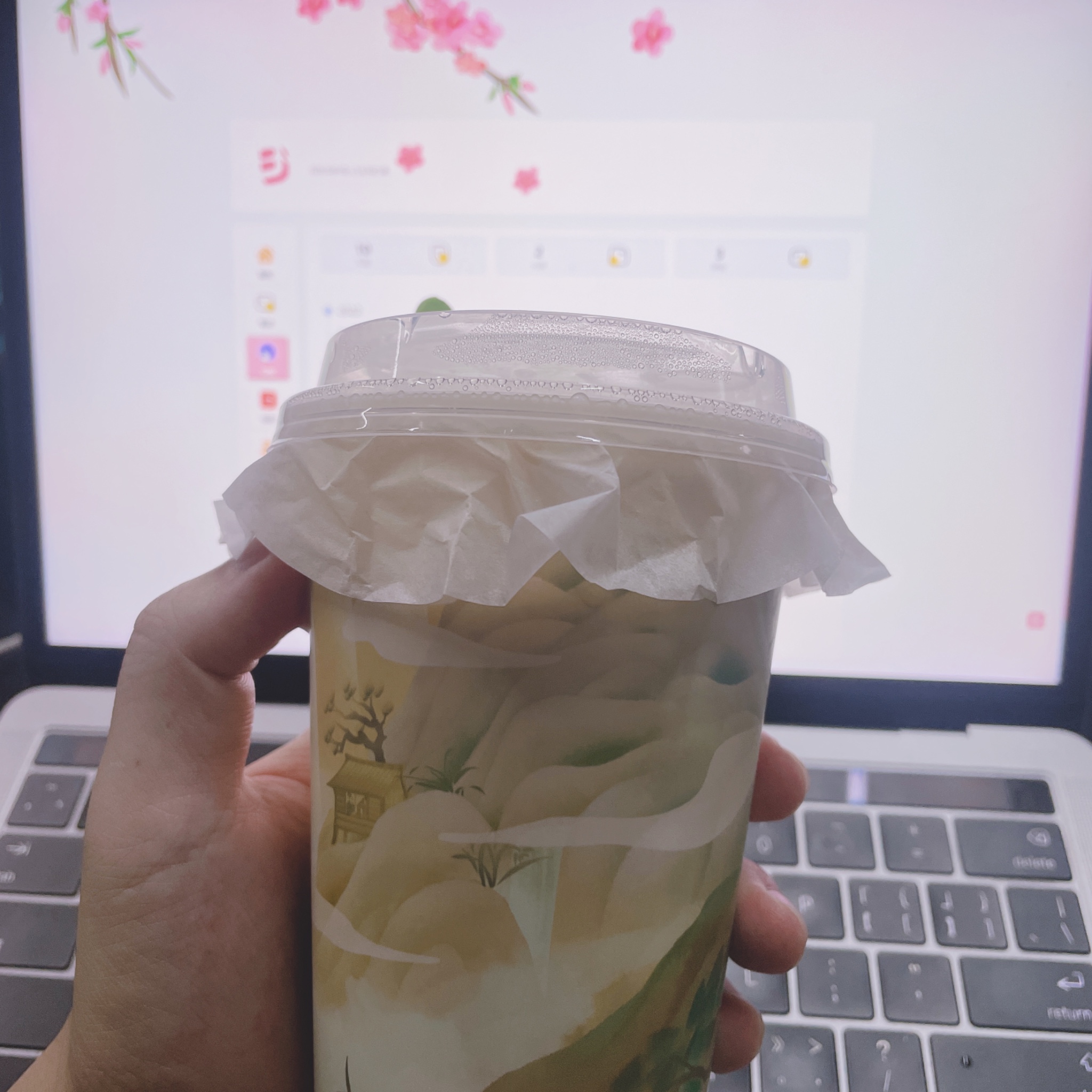 一杯热热的奶茶、这或许是你的关心吧