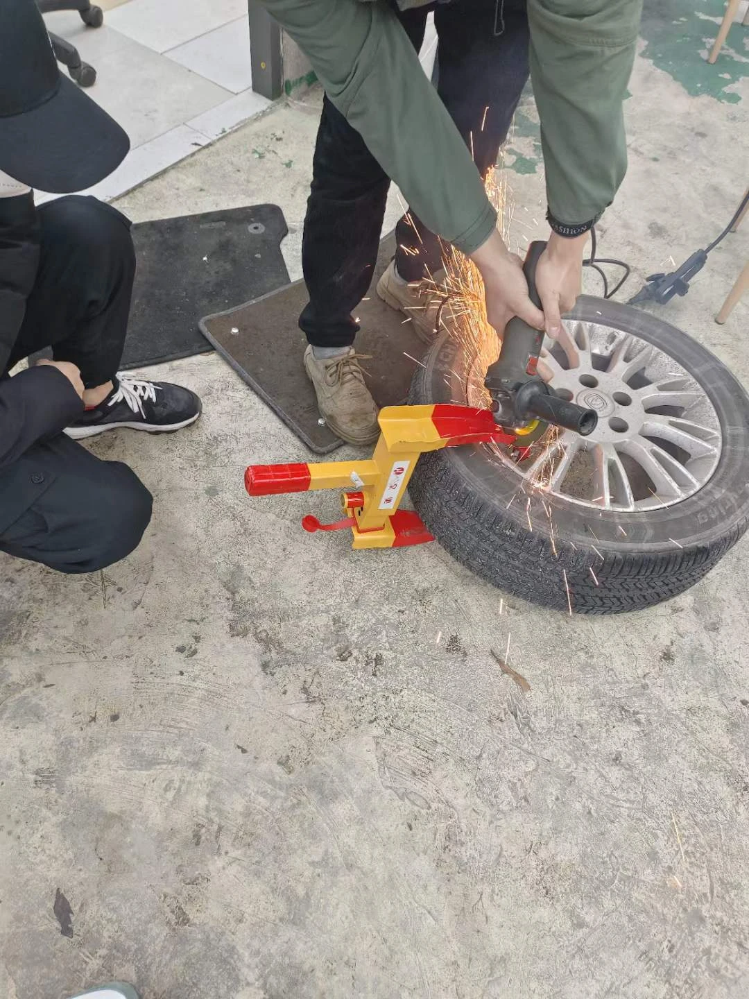 下次锁车麻烦给我打个电话好吗？