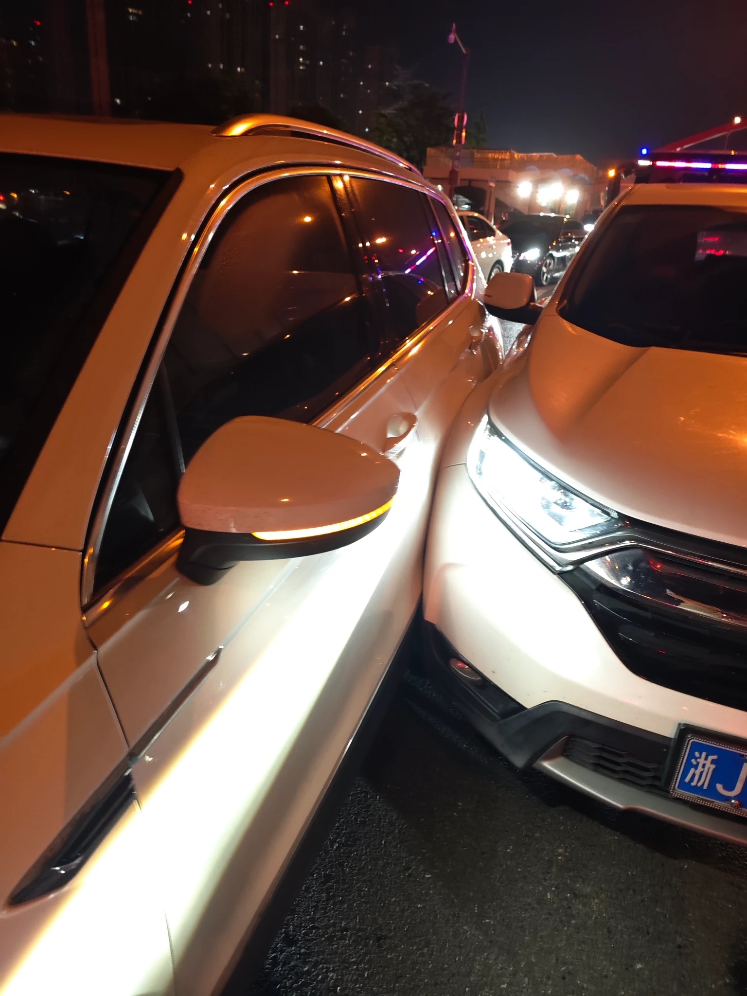 开车出去玩和别人来了个亲密接触