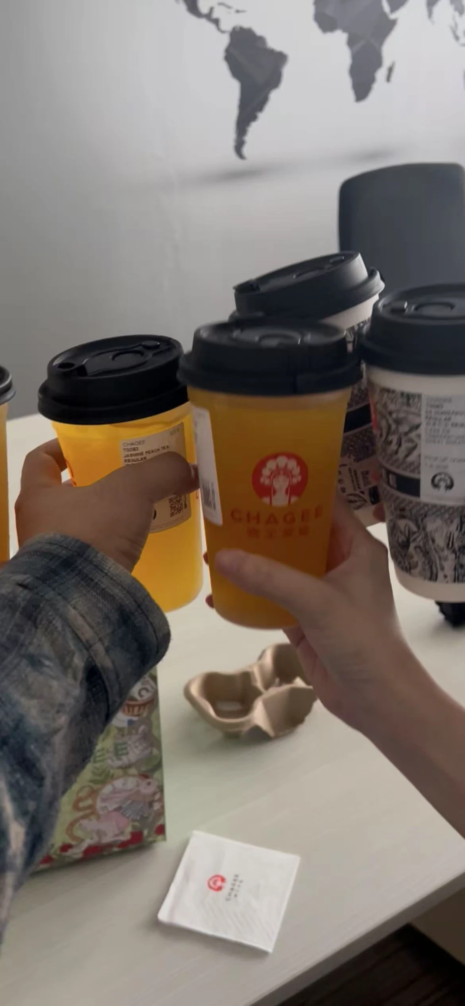办公室秋天第一杯奶茶，老板安排得明明白白